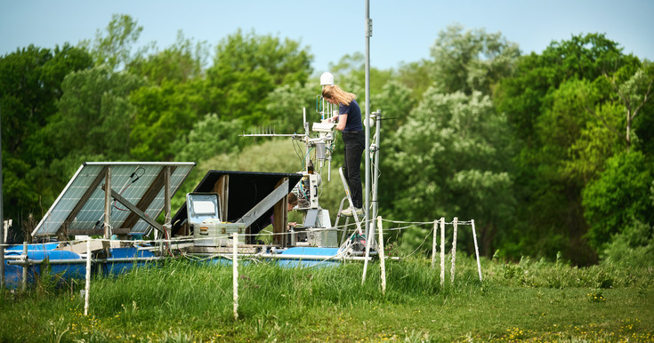 Anna Lindenberger bei der Instandhaltung der Messinstrumente und Sensoren der Messstation © Johannes Zinner