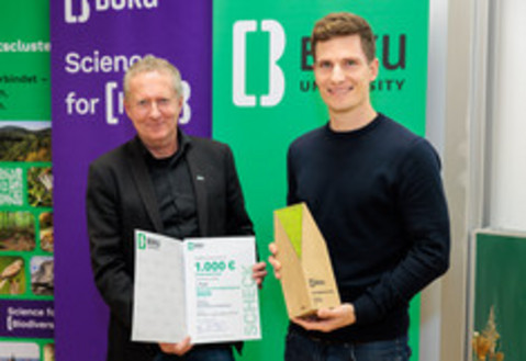 Foto: VR Obinger übereicht den Preis an Felix Dorn