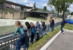 Teilnehmerinnen mit Blick auf Donaukanal