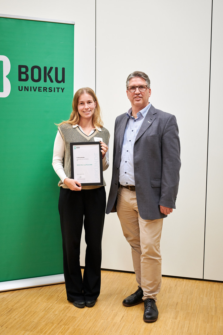 Ella Goedde von der Firma K³-Klimakarten erhält die Auszeichnung BOKU Spin Off des Jahres 2026 von VR Christoph Pfeifer im Rahmen des Forschungsservice Open Houser