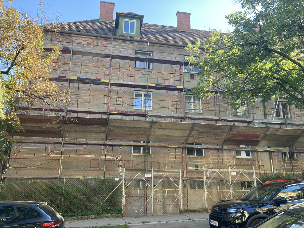 Anbringung der Heizungsrohre in der Fassade in der Eichendorffgasse. ©Magdalena Wolf