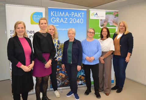 Foto: Vizebürgermeisterin Judith Schwenter (Stadt Graz), Daniela Allmeier (Raumposition), Andrea Gössinger-Wieser (Referat Klimaschutzkoordination Land Steiermark), Barbara Smetschka (BOKU University), Bente Knoll (Büro für nachhaltige Kompetenz B-NK GmbH), Daniela Köck (beteiligung.st), Stadträting Claudia Unger (Stadt Graz) vlnr