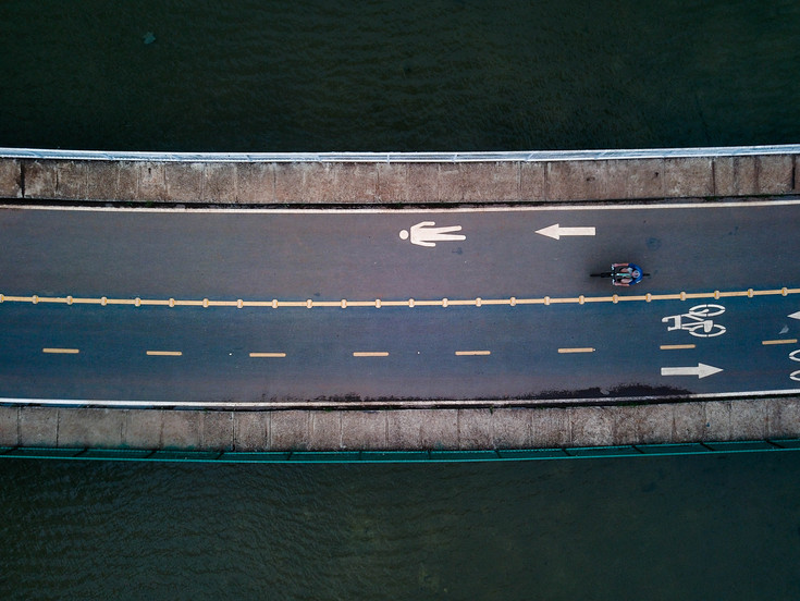 Luftbild einer Fahrrad- und Fußgeherbrücke