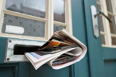 Foto: Zeitungen, Briefkasten