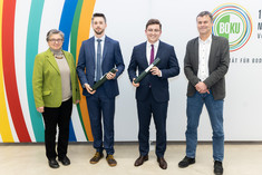 v.l.n.r Barbara Hinterstoisser, Preisträger Florian Rathmayer und Nikolaus Handig, VR Karsten Schulz