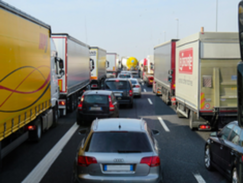 Foto: Straße mit hohem Verkehrsaufkommen