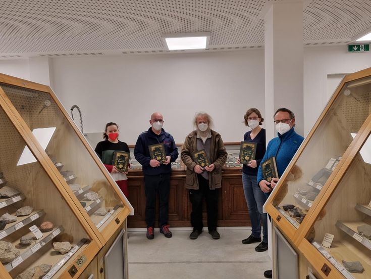 V. l. t. r.: Petra Lukeneder (paleontologist, deals with the collection of Dominik Bilimek; project collaborator at the Institute of Applied Geology) Herbert Willer (division manager SamLa) Franz Ottner (lecturer at the Institute of Applied Geology at BOKU - https://boku.ac.at/personen/person/BD0A81B07CD422AF) Irene Liebhart (mineralogist, project collaborator and responsible for the inventory of the Kronprinz Rudolf collection) Christian Zangerl (Head of the Institute of Applied Geology at BOKU) 