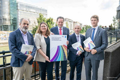 Von links nach rechts: Keywan Riahi (IIASA), Margreth Keiler (Universität Innsbruck), Umwelt- und Klimaminister Norbert Totschnig, Harald Rieder (BOKU Wien) und Daniel Huppmann (IIASA). (c) BMLUK Hemerka