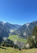 Foto einer Gebirgslandschaft mit schematischer Darstellung der Vernetzung von UVP-relevanten Themen wie Klimaschutz und Digitalisierung.