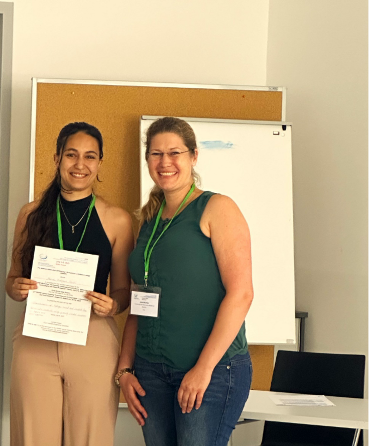 Poster Prize was awarded to Marina Rodríguez Harzi (left, Leibniz University Hannover) by Ass.Prof. Jule Michler (right, VetMedUni Vienna)