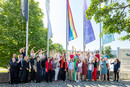 BOKU Angehörige vor der gehissten Regenbogenfahne am IFA in Tulln