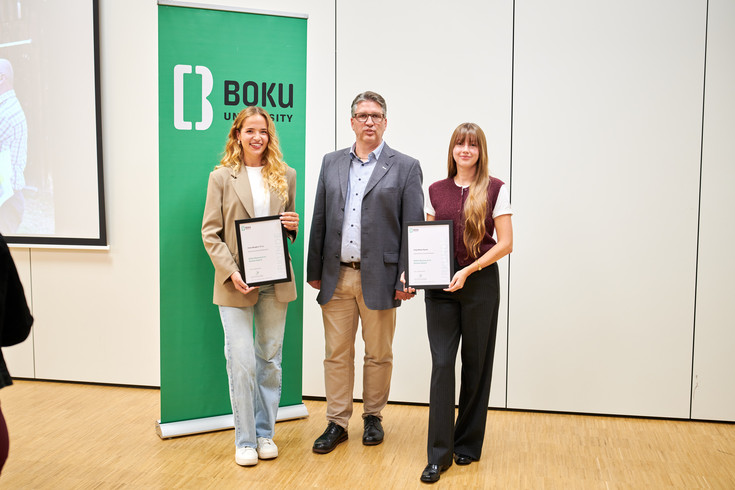 Clara Borgers und Finja Dyson sind die Gewinnerinnen des BOKU Research to Market Awards, die Urkunde wird von VR Christoph Pfeifer im Rahmen des FOS Open House überreicht