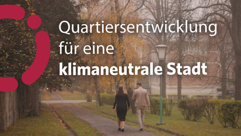 Ein Paar spaziert in einem Park im Hintergrund ein Haus. Darübergelegt ein Logo und der Schriftzug: "Quartiersentwicklung für eine klimaneutrale Sradt"