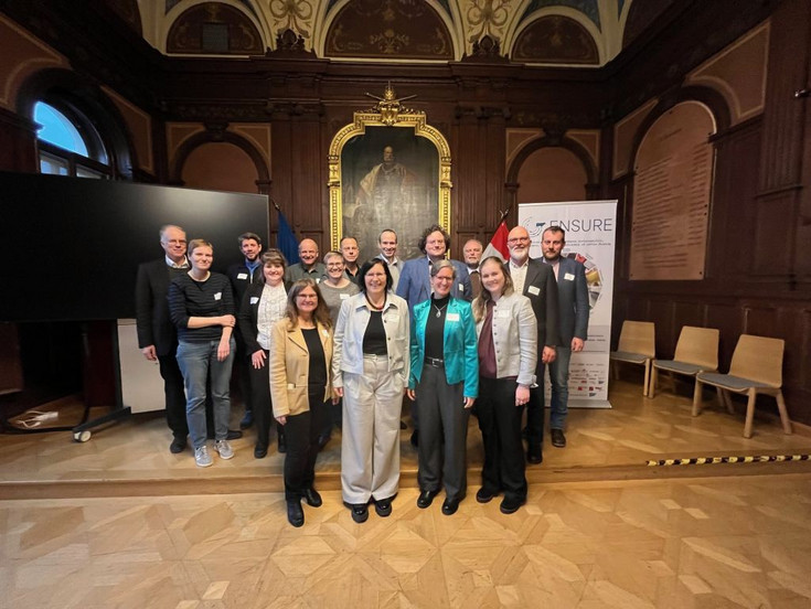 Die Projektmanager und verantwortlichen Wissenschaftler*innen für die 8 Teilprojekte, v.l.: Prof. Dr. Jochen Kandelhardt, Dr. Astrid Köck,  Prof. Dr. Peter Klimek, Dr. Carolin Müller, PD Dr. Birgit Fürst-Waltl, Dr. Johann Sölkner, Prof. Dr. Clair Firth, Mag. Peter Fuchs, Dr. Christa Egger-Danner, Dr. Lorenz Kohl, Prof. Dr. Peter Roth, Dr. Kristina Linke, Prof. i. R. Dr. Markus Schermer, Dr. Judith Himmelbauer, Prof. Dr. Werner Zollitsch, Dr. Hans Burgstaller, nicht im Bild Prof. Dr. Rike Stotten, Dr. Katharina Schodl und Prof. Dr. Thomas Wittek.  