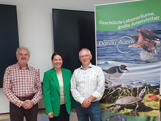 Foto: © Zsak - Vorsitzwechsel im Wissenschaftlichen Nationalparkbeirat: (von rechts) Thomas Hein (neuer Vorsitzender des Wissenschaftlichen Beirats des Nationalparks Donau-Auen, BOKU University), Nationalparkdirektorin Edith Klauser und Eduard Hochbichler (stellvertretender Vorsitzender, BOKU University)