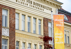 [Translate to English:] Fassade Wilhelm-Exner-Haus mit gehisster Orange The World-Fahne