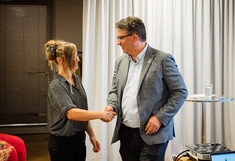 Preisträgerin schüttelt dem Vizerektor die Hand