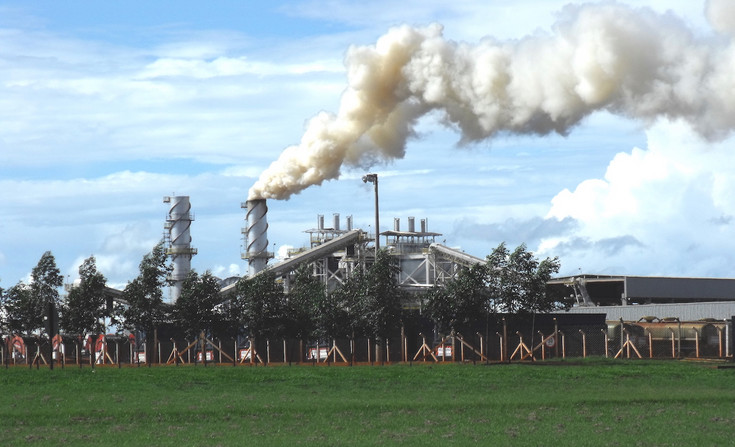 Weg zur flächenneutralen Methanolproduktion: Würde ein kleiner Teil der Anbaufläche von Zuckerrohr für eine Kombination von Photovoltaik- und Windkraftanlagen verwendet, könnte die Ethanolproduktion um 43 Prozent gesteigert werden.