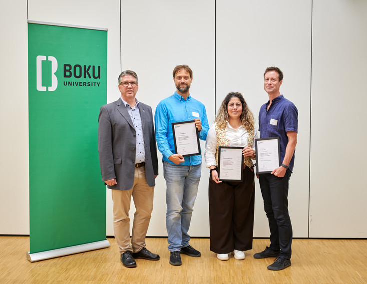 Die BOKU Erfinder*innen  Doz. Peter van Oostrum, Dr.in Tayebeh Saghaei und Prof. Erik Reimhult erhalten von VR Pfeifer die Auszeichnung BOKU Erfindung des Jahres 2026 von VR Christoph Pfeifer