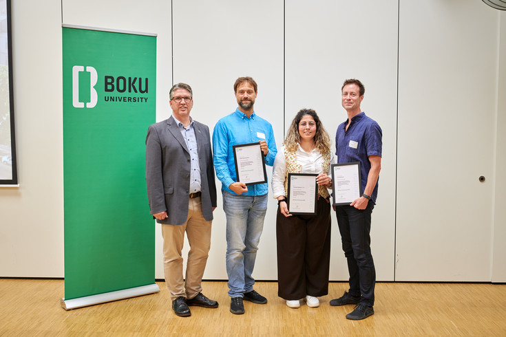 Die BOKU Erfinder*innen  Doz. Peter van Oostrum, Dr.in Tayebeh Saghaei und Prof. Erik Reimhult erhalten von VR Pfeifer die Auszeichnung BOKU Erfindung des Jahres 2026 von VR Christoph Pfeifer