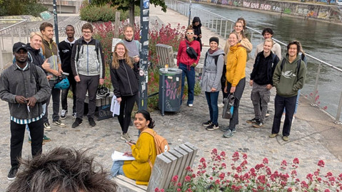 Gruppenfoto der LV „Use of Plants“ am Exkursionsstopp der Schwimmenden Gärten bei der Kaiserbadschleuse 