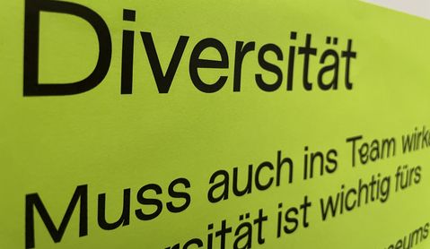 Das Bild zeigt den Schriftzug "Diversität" und einen Auszug aus der Begriffsbeschreibung; Aus der Ausstellung "What the Fem*" des Stadtmuseum Nordico Linz 2022/23
