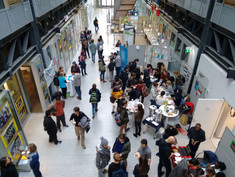 Menschen beim Internationalen Café in der Aula/Schwackhöferhaus