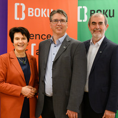 Von links: Rektorin Eva Schulev-Steindl, der designierte VR für Forschung und Innovation Christoph Pfeifer und Uniratsvorsitzender Josef Plank (Foto: BOKU Medienstelle/Peter Zeschitz)