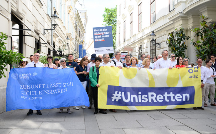 BOKU-Rektorin Eva Schulev-Steindl (in der Mitte) demonstrierte in der ersten Reihe gehen mögliche Budgetkürzungen an den Universitäten. (©BOKU/Peter Zeschitz)
