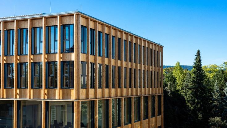 Das Ilse-Wallentin-Haus der BOKU, moderner Holzbau kombiniert mit Glasfassade