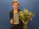 Foto: Lisa Kaufmann mit Blumenstrauß bei der Gratulation nach dem Rigorosum