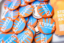 ORANGE THE WORLD Buttons und Flyer