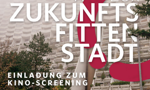 Plakat: Zu sehen ist ein Park und dahinter ein Hochhaus mit bepflanzten Balkonen davor beschriftet mit “Der Weg zur zukunftsfitten Stadt + Infos“.