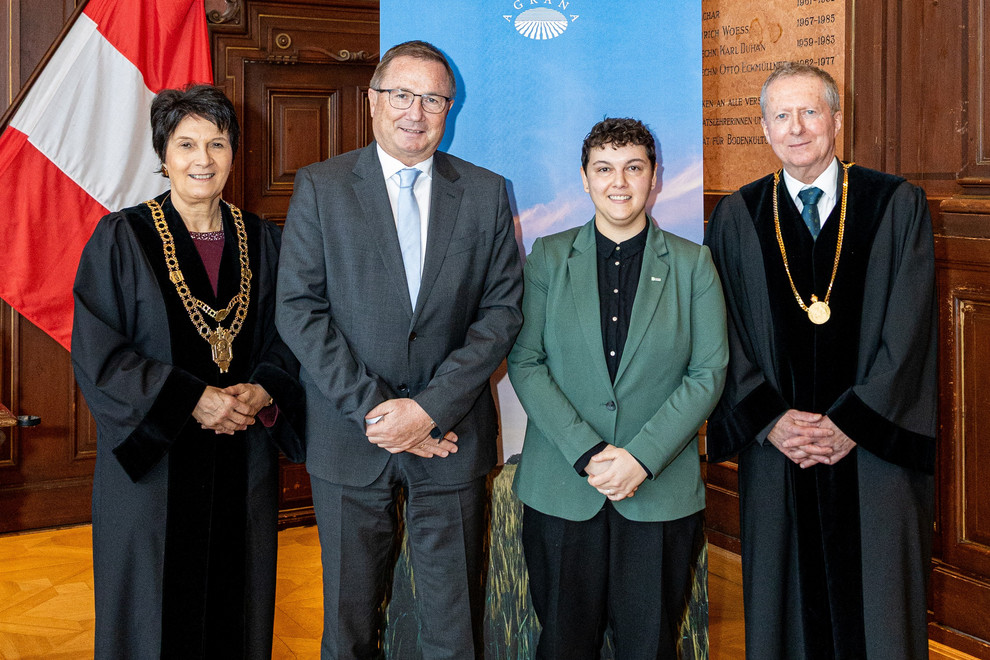 v.l. Rektorin Eva Schulev-Steindl, AGRANA-Vorstand Franz Ennser, Preisträgerin Marianna Giancaterino und Vizerektor Christian Obinger (c) BOKU University