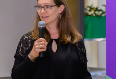 Preisträgerin Milena Klimke sprichtin ein Mikrophon und stellt ihre Lehrveranstaltung vor.