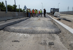 Auf Vordergrund ist Baustelle auf A4 Autobahn, weiter hinten sind Studenten in Westen