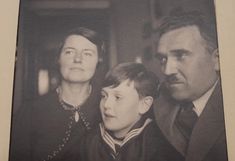Familienportrait mit Dr. Ilse Blasch und Dr. Josef Blasch mit Sohn Gottfried, um 1935