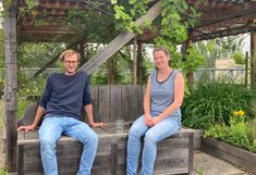 Foto: Philipp Spörl und Ulrike Pitha vor dem bepflanzten PV-Dachgarten