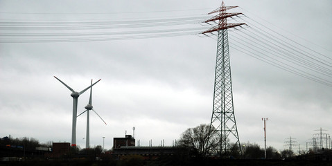 Foto: zeigt Windkraftwerk und Hochvolt-Leitung