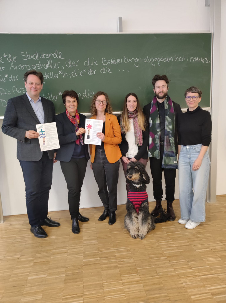 v.l.n.r.: Senatsvorsitz Roland Ludwig, Rektorin Eva Schulev-Steindl, Anna Steinberger (Prozessbegleitung), Ruth Scheiber-Herzog (Leiterin Koordinationsstelle) mit Hündin Frida, Maciej Palucki (Diversitätsmanagement), Ela Posch (Prozesskoordination, inhaltliche Gestaltung, Redaktion)