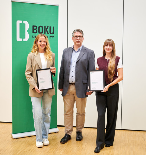 Clara Borgers und Finja Dyson sind die Gewinnerinnen des BOKU Research to Market Awards, die Urkunde wird von VR Christoph Pfeifer im Rahmen des FOS Open House überreicht