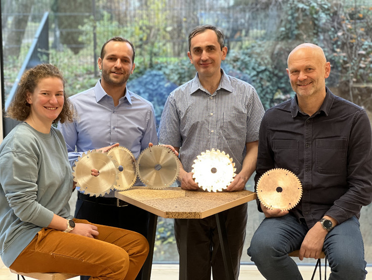 (v.li.) Dissertantin Lena Leiter (BOKU), Christopher Detzel (Holzprofi Austria GmbH.), Roman Myna (BOKU), Rupert Wimmer (BOKU). ©Öffentlichkeitsarbeit/Jakob Vegh