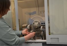 Eine Person arbeitet an einem Röntgen-Diffraktometer