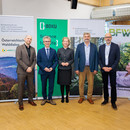 v.li. Univ.Prof. Mario Pesendorfer, Dr. Peter Mayer (Direktor des Bundesforschungs- und Ausbildungszentrums für Wald, Naturgefahren und Landschaft), DI Elfriede Moser, DI Gerhard Mannsberger, Dr. Silvio Schüler (Bundesforschungs- und Ausbildungszentrums für Wald, Naturgefahren und Landschaft) 