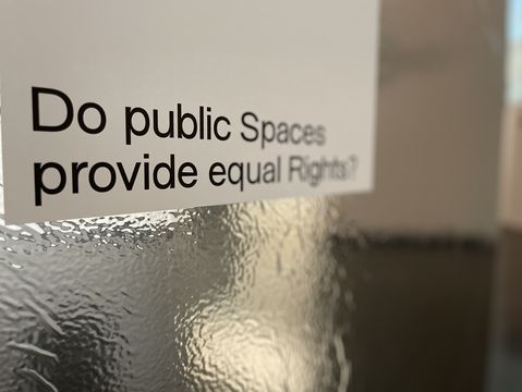 Das Bild zeigt den Schriftzug "Do Public Spaces provide equal rights?"; Ausschnitt der Ausstellung "What the Fem*" des Stadtmuseum Nordico Linz 2022/23