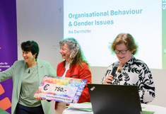 Rektorin Eva Schulev Steindl, Preisträgerin Ika Darnhofer und Vizerektorin Doris Damyanovic bei der Überreichung des Preises 