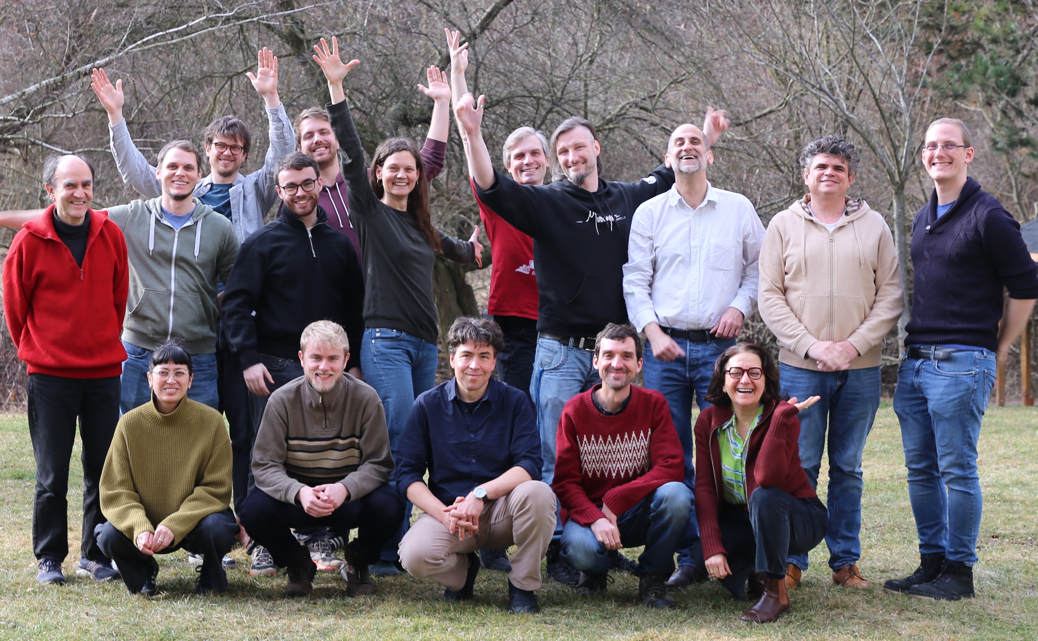 Gruppenbild der Mitarbeiter*innen des ISRWs 2026: 1. Reihe hockend v. L. n. R.: Rolcke, Pellegrini, Giese, Hrdy, Ameri. 2. Reihe stehend v. L. n.R: Liebert, Frank, Steffens, Vogt, Hahn, Frieß, Drapalik, Frieß, Müllner, Klement-Dick und Purker 