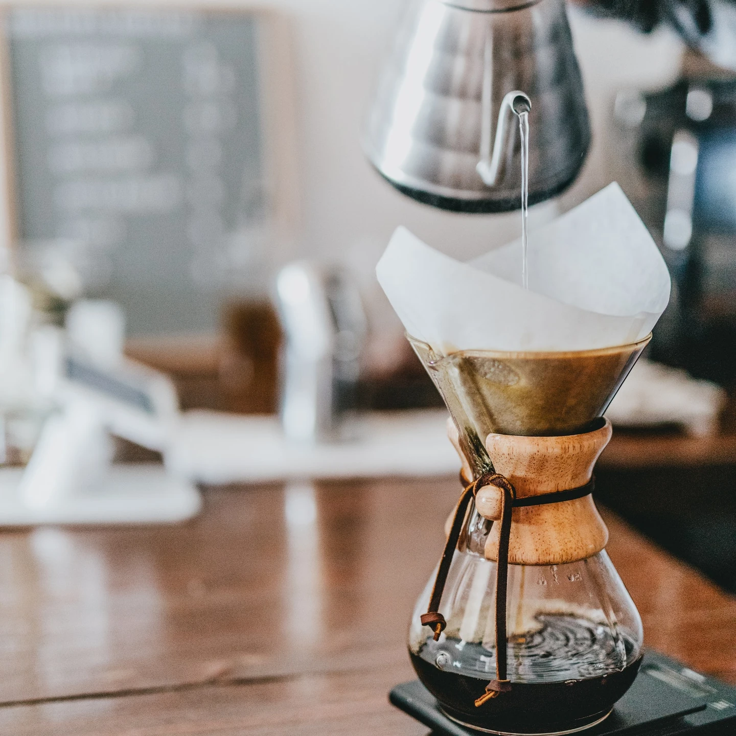 Kaffeekanne aus Glas mit einem Kaffeefilter