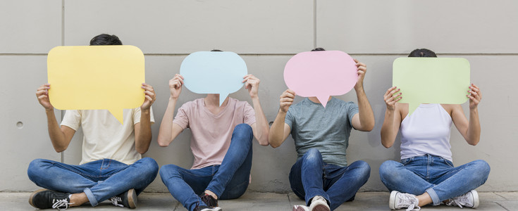 © teaser image: people holding up speech bubbles