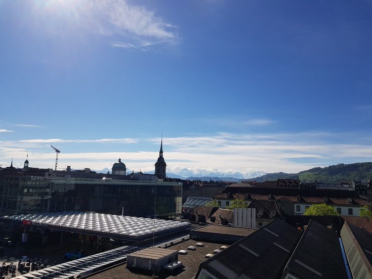Foto: Stadt mit blauem Himmel